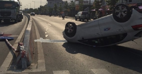 “Xế hộp” đâm gãy biển báo rồi lật ngữa trên đường, 4 người mắc kẹt