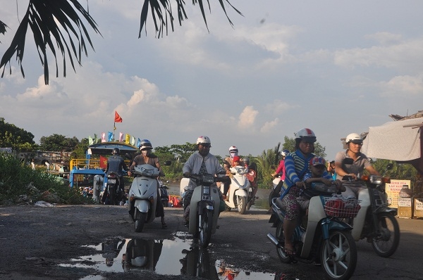 Một người d&acirc;n địa phương bức x&uacute;c: &ldquo;mang tiếng l&agrave; sống giữa th&agrave;nh phố nhưng rất nhiều năm qua ch&uacute;ng t&ocirc;i phải sống chung cảnh qua đ&ograve; ngang. Mỗi lần đi đ&acirc;u l&agrave; phải chờ&hellip;&rdquo;