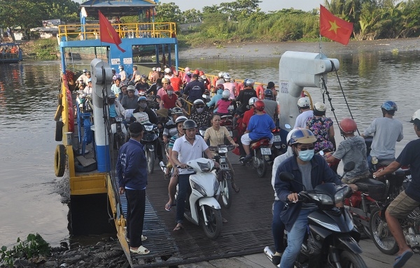 Cảnh chen lấn khi bờ l&agrave; chuyện như cơm bữa nơi bến đ&ograve; n&agrave;y.