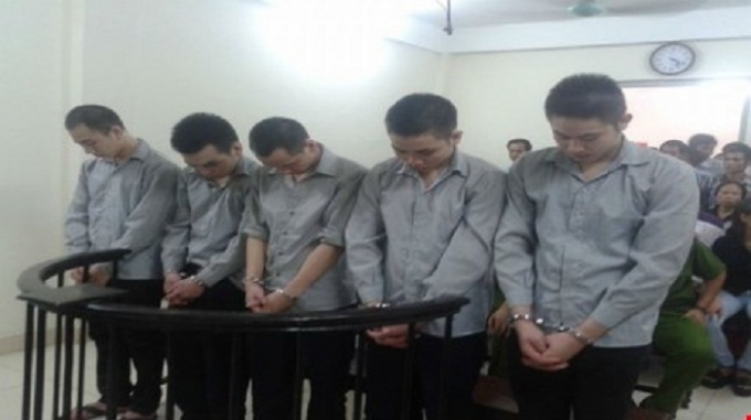 C&aacute;c bị c&aacute;o trước v&agrave;nh m&oacute;ng ngựa.