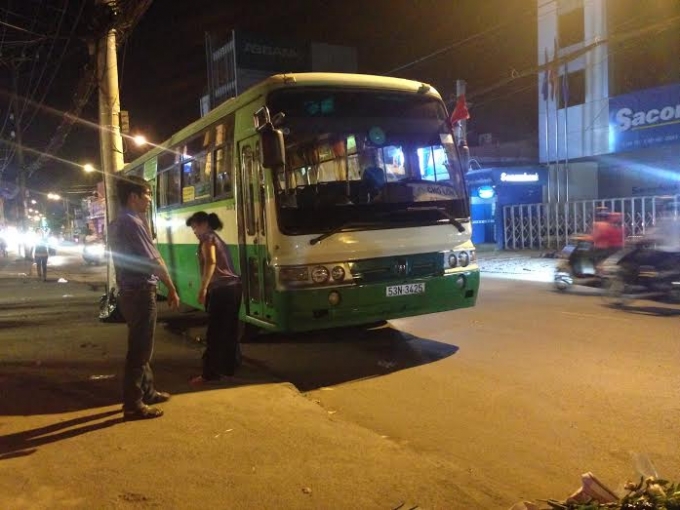 C&ocirc; g&aacute;i tho&aacute;t chết kỳ diệu dưới b&aacute;nh xe bu&yacute;t.