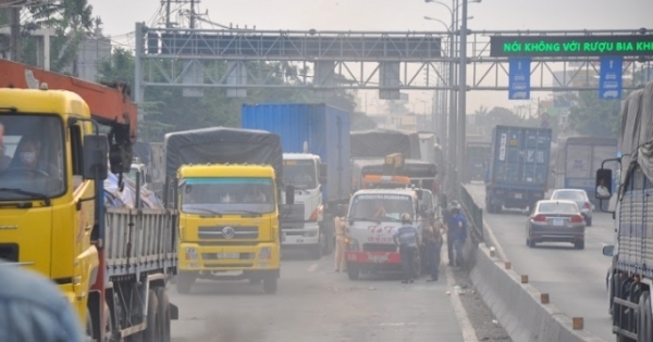 TPHCM:Cận cảnh xe tải gây TNGT liên hoàn, hàng ngàn phương tiện nối đuôi nhau