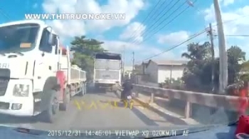 Hãi hùng clip thanh niên chết tức tưởi vì ngồi sau xe máy vượt ẩu