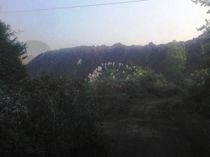 Nhiều người d&acirc;n cho rằng nguy&ecirc;n nh&acirc;n g&acirc;y ra sự cố sụt