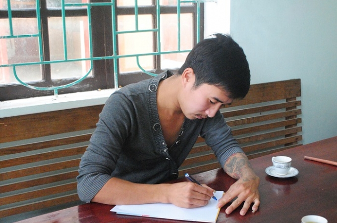 Cường ghi lời khai tại cơ quan điều tra. (Ảnh: Duy Ngợi).