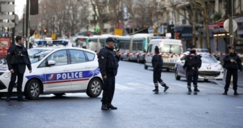 Pháp bắn chết kẻ cầm dao tấn công đồn cảnh sát Paris