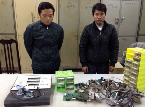 Hai trong số 4 đối tượng c&oacute; li&ecirc;n quan đến vụ m&oacute;c t&uacute;i kh&aacute;ch h&agrave;ng tại 2 c&acirc;y xăng Y&ecirc;n Vi&ecirc;n v&agrave; Trần Kh&aacute;t Ch&acirc;n. (Ảnh Đ&ocirc;ng Bắc)