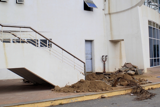 Đất đ&aacute; ngổn ngang