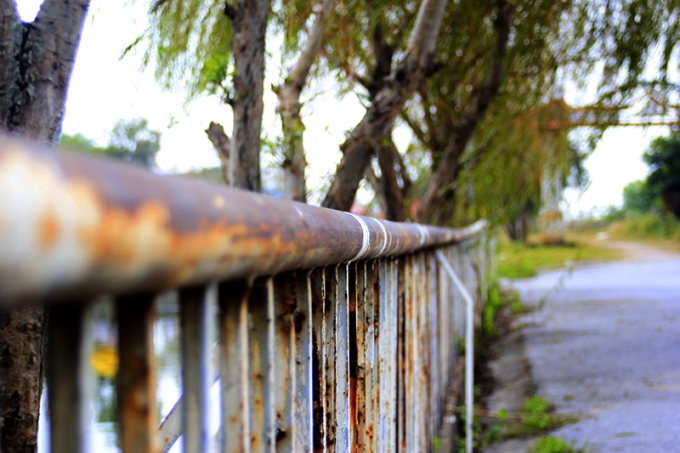 H&agrave;ng r&agrave;o chắn hoen gỉ