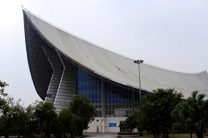 To&agrave;n bộ t&ograve;a nh&agrave; trung t&acirc;m được kết cấu bằng khung th&eacute;p, m&aacute;i t&ocirc;n, tường k&iacute;nh, c&oacute; độ dốc m&aacute;i lớn v&agrave; chiều cao l&ecirc;n tới 48m, rất kh&oacute; khăn trong c&ocirc;ng t&aacute;c sơn sửa, qu&eacute;t dọn.&nbsp;