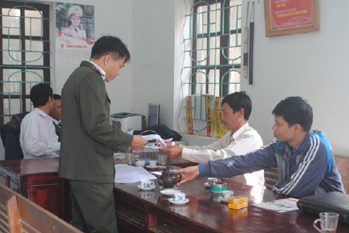 &Ocirc;ng Thuận (thứ 2 từ phải qua) tại cơ quan điều tra (ảnh Duy Ngợi).