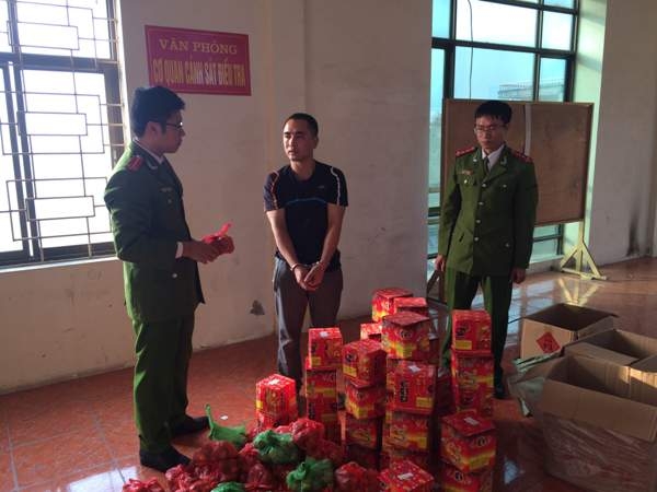 Đối tượng T&acirc;m c&ugrave;ng tang vật thu giữ được.