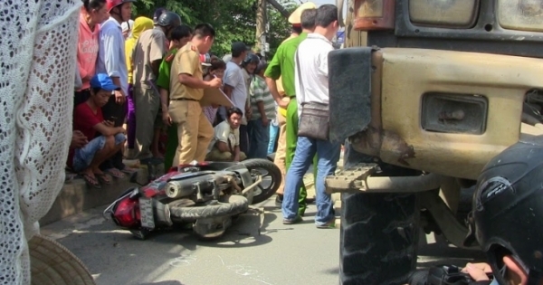 TP HCM: Đôi vợ chồng trẻ chết thảm dưới bánh xe ben