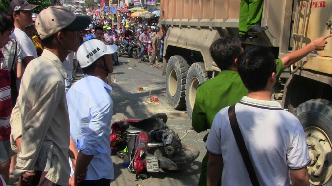 Giao th&ocirc;ng &ugrave;n tắc qua khu vực bị TNGT.