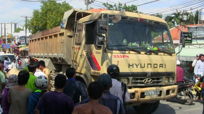 Người d&acirc;n tụ tập đứng xem.