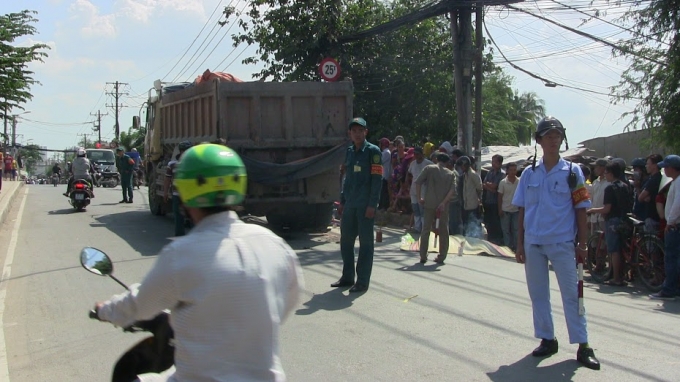 Cơ quan chức năng điều tiết giao th&ocirc;ng qua khu vực TNGT.
