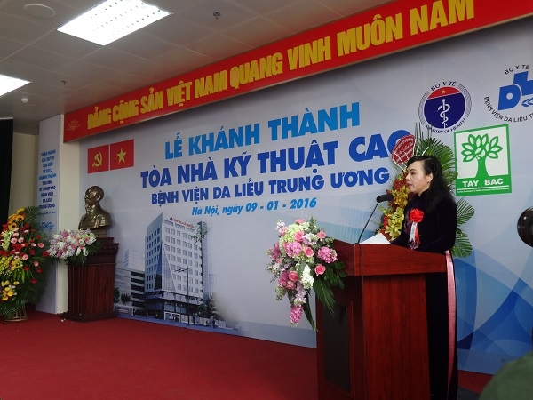 Bộ trưởng Bộ Y Tế ph&aacute;t biểu tại buổi lễ kh&aacute;nh th&agrave;nh t&ograve;a nh&agrave;. Ảnh: Ngọc Nga