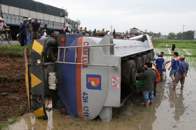 Người d&acirc;n tranh thủ ra hứng dầu.