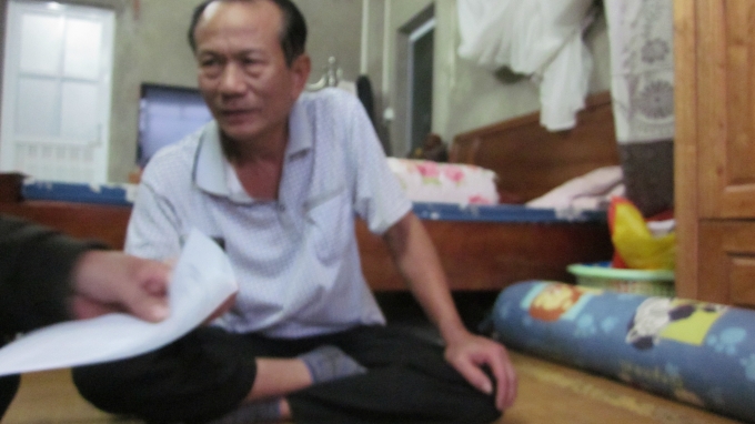 &Ocirc;ng Nguyễn Văn Dũng bố bị can H&ugrave;ng đang trao đổi với PV