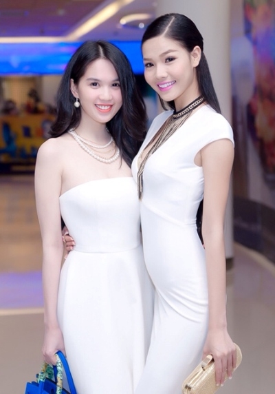 Đứng b&ecirc;n đ&agrave;n chị Ngọc Trinh, tr&ocirc;ng Kỳ H&acirc;n cũng kh&ocirc;ng hề k&eacute;m cạnh. Ảnh: internet.