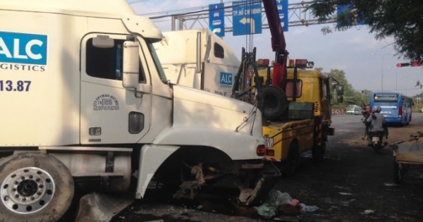 TP HCM: Hiện trường xe container “đại náo” QL1A, người người hốt hoảng