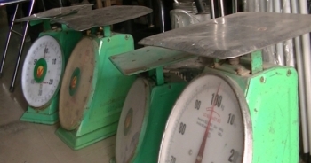 Hà Nội: Tháo dỡ toàn bộ số "cân điêu" đang được bày bán