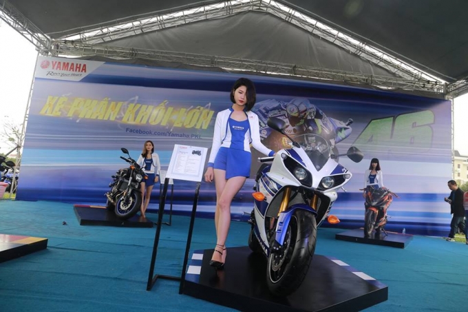 C&ugrave;ng với đ&oacute; l&agrave; những m&agrave;n biểu diễn nghệ thuật tr&igrave;nh diễn xe Yamaha.