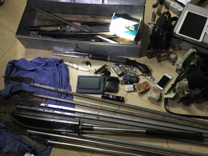 Nhiều vũ kh&iacute; n&oacute;ng bị thu giữ tại nh&agrave; Dũng