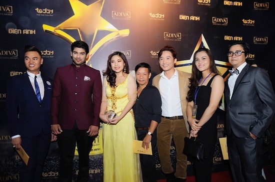 Diễn vi&ecirc;n Ch&iacute; Dũng c&ugrave;ng đồng nghiệp chụp h&igrave;nh với mỹ nam C&ocirc; d&acirc;u 8 tuổi.