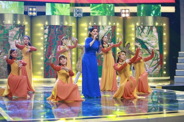 Phi Nhung được kh&aacute;n giả y&ecirc;u mến đặt cho biệt danh &ldquo;Nữ ho&agrave;ng băng đĩa&rdquo;. (Ảnh: Vnexpress.net)