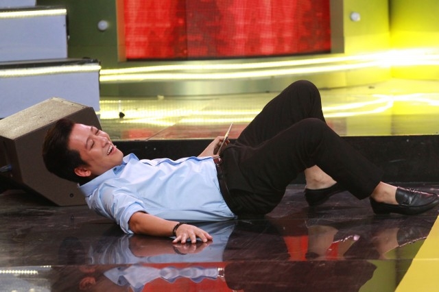 MC Trường Giang bị Ch&iacute; T&agrave;i x&ocirc; ng&atilde; tr&ecirc;n s&acirc;n khấu v&igrave; qu&aacute; nhập vai.&nbsp;(Ảnh: Vnexpress.net)