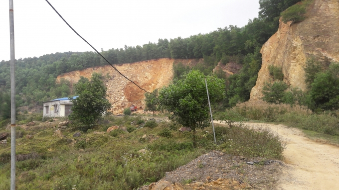 M&aacute;y x&uacute;c ngang nhi&ecirc;n hoạt động ở dưới ch&acirc;n n&uacute;i cột cờ.