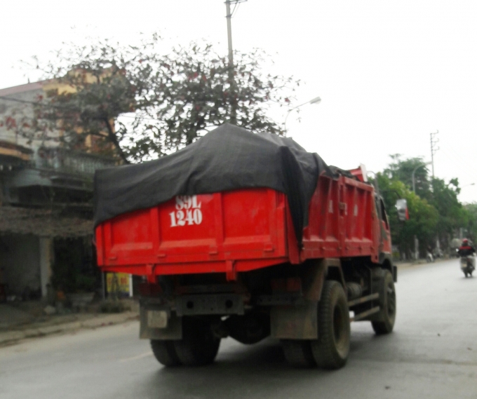 Xe tải chở đất đi b&aacute;n.