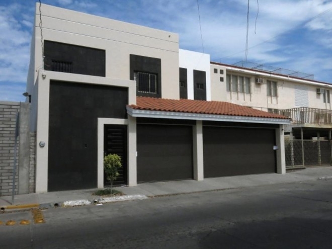 Một nơi cư tr&uacute; nối với đường hầm ở Sinaloa. G&atilde; l&ugrave;n đ&atilde; t&iacute;nh to&aacute;n rất kỹ lưỡng trong c&aacute;c t&igrave;nh huống khẩn cấp. Y trang bị cửa lật dưới bồn tắm gi&uacute;p tẩu tho&aacute;t khi cần thiết. Ảnh:&nbsp;AP