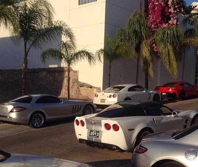 El Chapo, biệt danh &ldquo;g&atilde; l&ugrave;n&rdquo;, sở hữu khoảng 43 xe, trong đ&oacute; c&oacute; 4 chiếc Jeep Grand Cherokee bọc th&eacute;p... Nhiều trong số tr&ecirc;n do t&agrave;i xế c&oacute; vũ trang điều khiển. Ảnh:&nbsp;Gtspirit.com