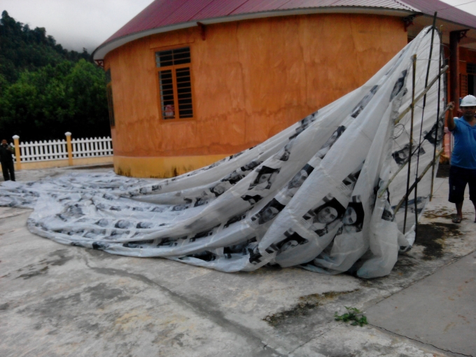 Quả cầu bay rơi xuống khu vực nh&agrave; &ocirc;ng Dũng.