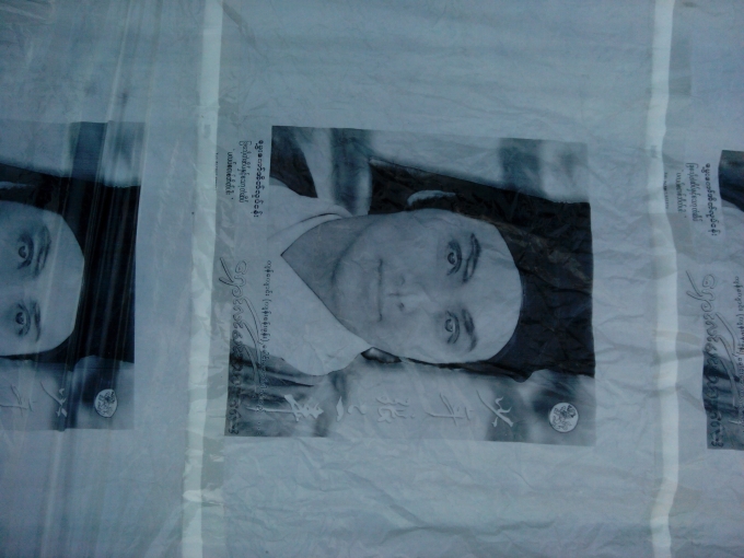 Tr&ecirc;n quả cầu c&oacute; in h&igrave;nh người đ&agrave;n &ocirc;ng.