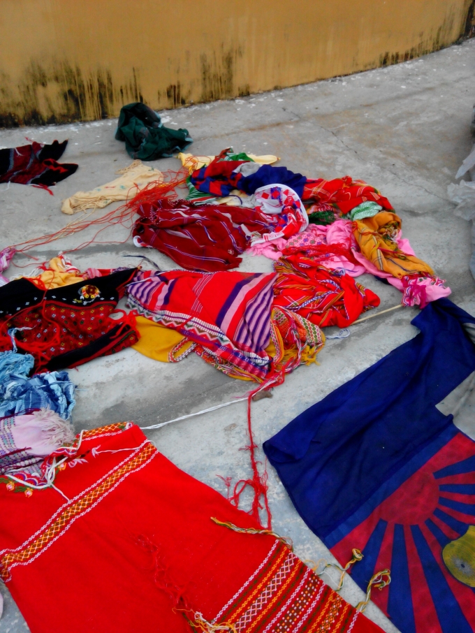 Sợi d&acirc;y cầu buộc nhiều khăn, v&aacute;y &aacute;o.