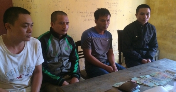 Hà Tĩnh: Bắt giữ 4 lái xe công ty vận tải trên chiếu bạc