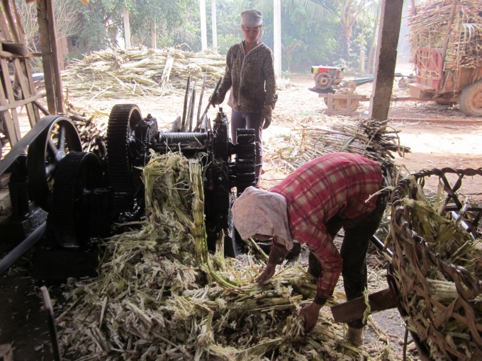 C&ocirc;ng đoạn &eacute;p nước m&iacute;a giờ đ&acirc;y đ&atilde; được thay thế bằng m&aacute;y m&oacute;c.