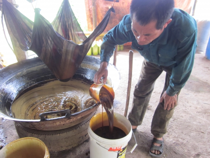 Người thợ l&agrave;ng nghề đ&atilde; cho ra đời những chai mật v&agrave;ng n&acirc;u, s&oacute;ng s&aacute;nh v&agrave; c&oacute; m&ugrave;i thơm ngọt ng&agrave;o.