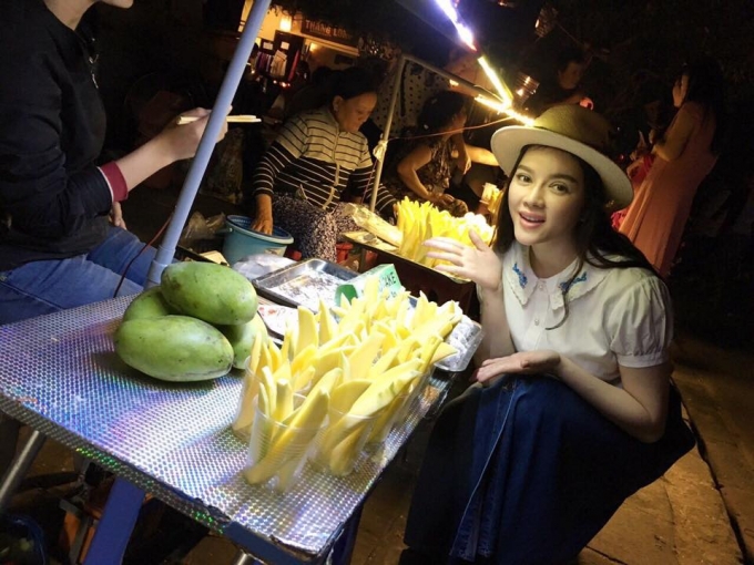 L&yacute; Nh&atilde; Kỳ khoe tr&ecirc;n Facebook c&aacute; nh&acirc;n về chuyến đi chơi Hội An với Xa Thi Mạn.