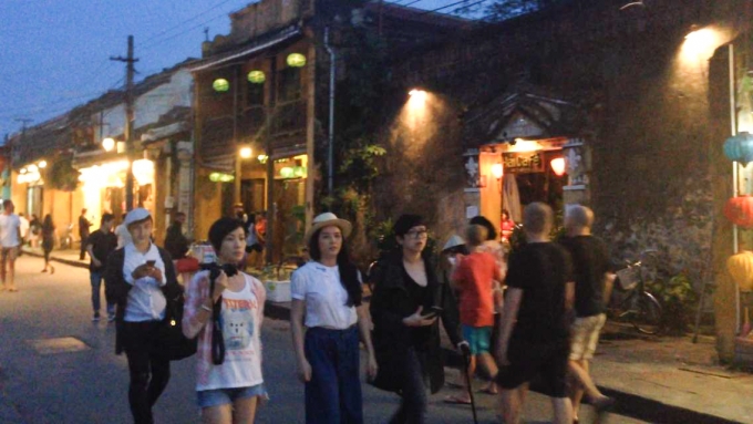 L&yacute; Nh&atilde; Kỳ v&agrave; Xa Thi Mạn c&ugrave;ng một số bạn b&egrave; vui chơi ở Hội An.