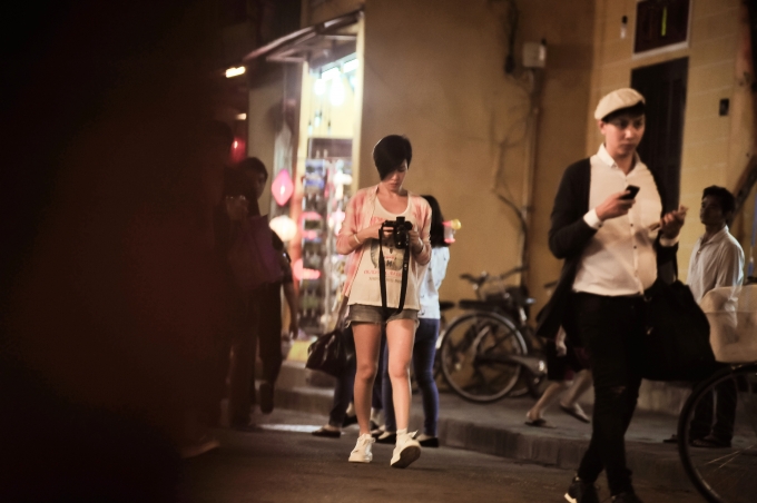 Người đẹp Hồng K&ocirc;ng kh&ocirc;ng qu&ecirc;n mang m&aacute;y ảnh để ghi lại những khoảnh khắc tuyệt đẹp ở Hội An.