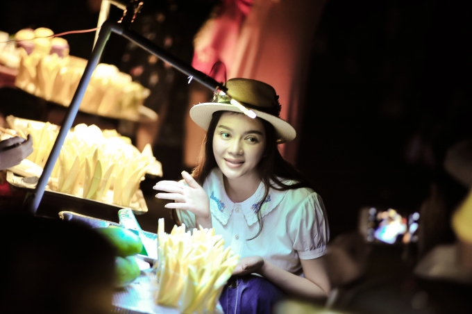 Xa Thi Mạn, L&yacute; Nh&atilde; Kỳ bị bắt gặp đi chơi ở Hội An