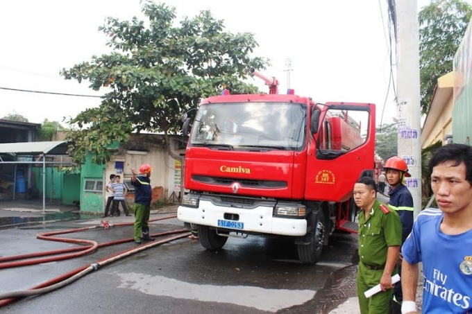 H&agrave;ng chục l&iacute;nh cứu hỏa c&ugrave;ng nhiều xe chữa ch&aacute;y đ&atilde; được điều động