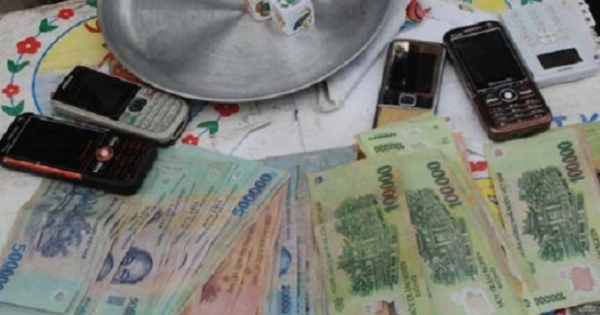 Nghệ An: Bắt quả tang Trạm trưởng Kiểm lâm say sưa đánh bạc