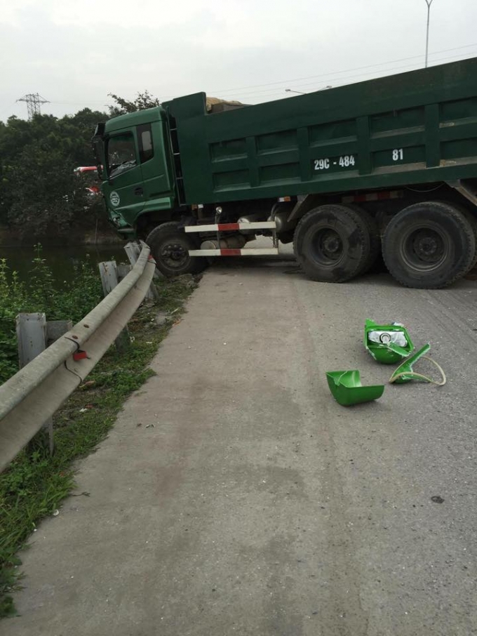 Chiếc xe tải chắn ngang đường, rất may l&agrave; kh&ocirc;ng lao xuống ao nước