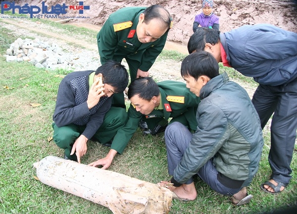 Lực lượng chức năng l&agrave;m c&ocirc;ng t&aacute;c kiểm tra th&ocirc;ng tin quả bom.