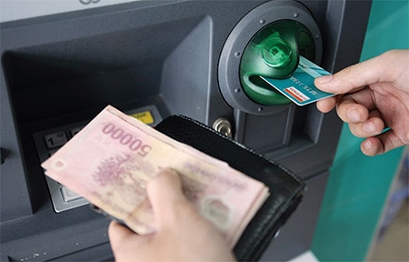 Ng&acirc;n h&agrave;ng Nh&agrave; nước đ&atilde; c&oacute; nhiều biện ph&aacute;p tr&aacute;nh t&igrave;nh trạng qu&aacute; tải ATM (Ảnh minh họa)